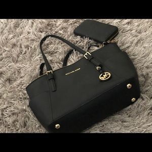 ⭐️⭐️Leather MK purse⭐️⭐️